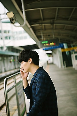 포토 JPG 주간 남자 여행 한명 앉기 상반신 20대 성인 야외 옆모습 한국인 플랫폼 즐거움 통화 기차역 춘천 성인남자한명만 국내포토 자연요소 1 감정 뷰포인트 교통시설 모션 사람 동양인 청년 역 강원도 남자한명만 성인남자만 파일형식
