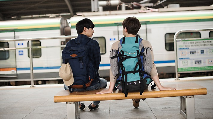 포토 JPG 주간 전신 서양인 외국인 남자 여행 벤치 앉기 20대 성인 야외 두명 뒷모습 우정 한국인 기다림 플랫폼 즐거움 기차역 춘천 성인남자만 브로맨스 국내포토 자연요소 감정 뷰포인트 의자 관계 교통시설 모션 사람 동양인 인종 청년 친구 역 강원도 남자만 성인만 파일형식