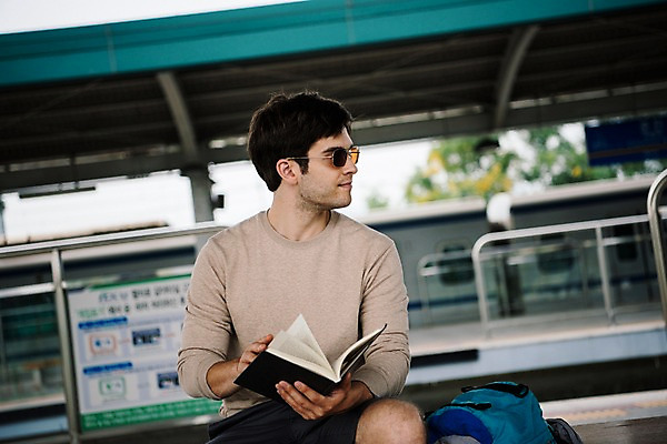 포토 JPG 주간 서양인 외국인 남자 여행 한명 앉기 상반신 20대 성인 야외 앞모습 책 플랫폼 즐거움 기차역 춘천 성인남자한명만 국내포토 자연요소 1 감정 뷰포인트 교통시설 모션 사람 인종 청년 역 강원도 남자한명만 성인남자만 파일형식
