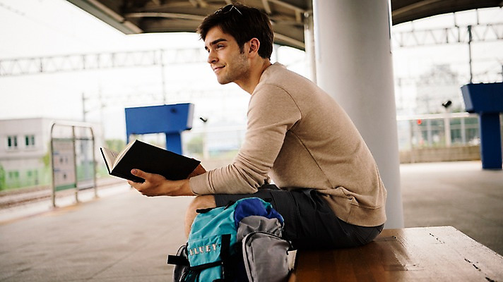 포토 JPG 주간 서양인 남자 여행 의자 한명 들기 20대 성인 야외 책 즐거움 춘천 성인남자한명만 국내포토 자연요소 외국인 1 감정 가구 모션 사람 청년 강원도 남자한명만 성인남자만 파일형식