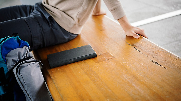 포토 JPG 주간 서양인 남자 여행 벤치 한명 앉기 상반신 20대 성인 야외 옆모습 책 기다림 플랫폼 즐거움 기차역 춘천 성인남자한명만 국내포토 자연요소 외국인 1 감정 뷰포인트 의자 교통시설 모션 사람 청년 역 강원도 남자한명만 성인남자만 파일형식