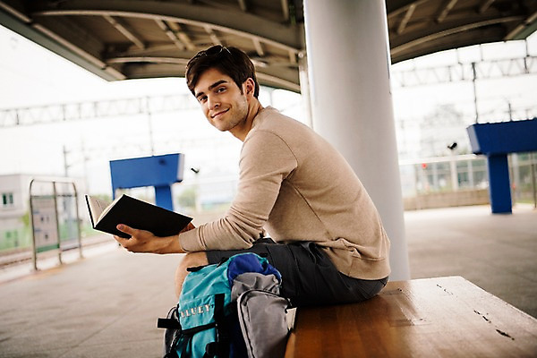 포토 JPG 주간 서양인 외국인 남자 여행 벤치 한명 들기 앉기 상반신 20대 성인 야외 옆모습 책 기다림 플랫폼 즐거움 기차역 춘천 성인남자한명만 국내포토 자연요소 1 감정 뷰포인트 의자 교통시설 모션 사람 인종 청년 역 강원도 남자한명만 성인남자만 파일형식