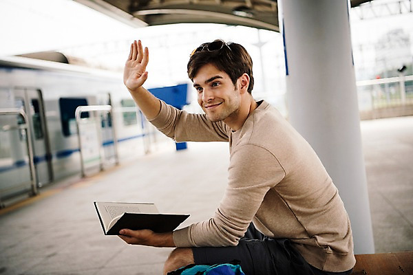 포토 JPG 주간 서양인 외국인 남자 여행 한명 들기 앉기 상반신 20대 성인 야외 옆모습 책 기다림 플랫폼 즐거움 손인사 기차역 춘천 성인남자한명만 국내포토 자연요소 1 감정 뷰포인트 교통시설 모션 사람 인종 청년 인사 역 강원도 남자한명만 성인남자만 파일형식