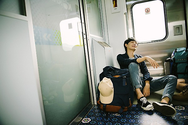 포토 JPG 주간 전신 남자 여행 배낭 한명 앉기 20대 성인 앞모습 기차 한국인 창가 즐거움 춘천 기차여행 성인남자한명만 국내포토 자연요소 1 감정 육상교통 뷰포인트 가방 창문 모션 대중교통 사람 동양인 청년 강원도 남자한명만 성인남자만 파일형식