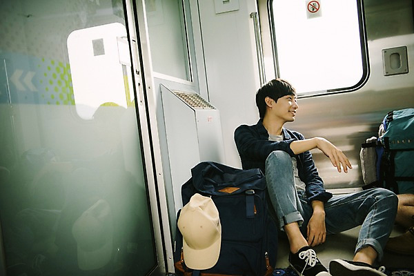 포토 JPG 주간 전신 남자 여행 배낭 한명 앉기 20대 성인 앞모습 기차 한국인 창가 즐거움 춘천 기차여행 성인남자한명만 국내포토 자연요소 1 감정 육상교통 뷰포인트 가방 창문 모션 대중교통 사람 동양인 청년 강원도 남자한명만 성인남자만 파일형식