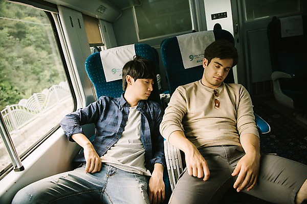 포토 JPG 주간 서양인 외국인 남자 여행 피곤 앉기 상반신 20대 성인 두명 앞모습 우정 기차 한국인 잠 창가 춘천 기차여행 성인남자만 브로맨스 국내포토 자연요소 육상교통 뷰포인트 컨셉 창문 관계 모션 대중교통 사람 동양인 인종 청년 친구 강원도 남자만 성인만 파일형식