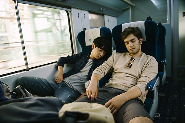 포토 JPG 주간 서양인 외국인 남자 여행 피곤 앉기 상반신 20대 성인 두명 앞모습 우정 기차 한국인 잠 창가 춘천 기차여행 성인남자만 브로맨스 국내포토 자연요소 육상교통 뷰포인트 컨셉 창문 관계 모션 대중교통 사람 동양인 인종 청년 친구 강원도 남자만 성인만 파일형식