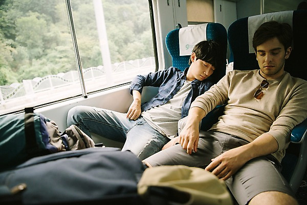 포토 JPG 주간 서양인 외국인 남자 여행 피곤 앉기 상반신 20대 성인 두명 앞모습 우정 기차 한국인 잠 창가 춘천 기차여행 성인남자만 브로맨스 국내포토 자연요소 육상교통 뷰포인트 컨셉 창문 관계 모션 대중교통 사람 동양인 인종 청년 친구 강원도 남자만 성인만 파일형식