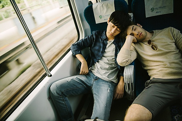 포토 JPG 주간 서양인 외국인 남자 여행 피곤 앉기 상반신 20대 성인 두명 앞모습 우정 기차 한국인 잠 창가 춘천 기차여행 성인남자만 브로맨스 국내포토 자연요소 육상교통 뷰포인트 컨셉 창문 관계 모션 대중교통 사람 동양인 인종 청년 친구 강원도 남자만 성인만 파일형식