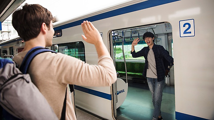 포토 JPG 주간 서양인 외국인 남자 여행 서기 상반신 20대 성인 야외 두명 앞모습 뒷모습 우정 한국인 인사 전철 즐거움 손인사 기차역 춘천 성인남자만 브로맨스 국내포토 자연요소 감정 육상교통 뷰포인트 관계 모션 대중교통 사람 동양인 인종 청년 친구 예절 역 강원도 남자만 성인만 파일형식