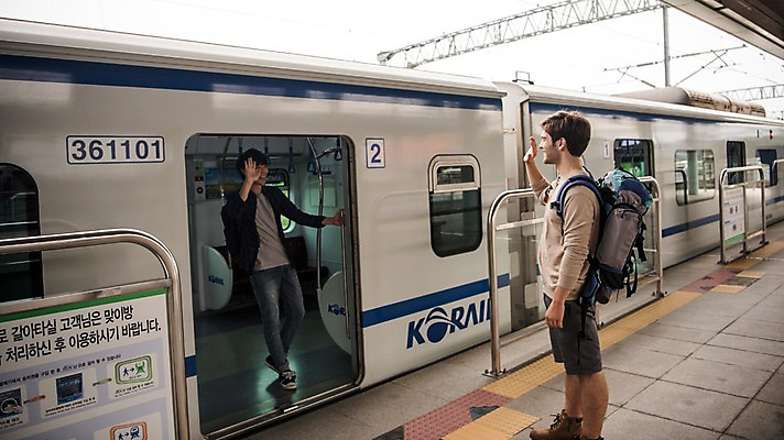 포토 JPG 주간 전신 서양인 외국인 남자 여행 서기 20대 성인 야외 두명 앞모습 뒷모습 우정 한국인 인사 전철 즐거움 손인사 기차역 춘천 성인남자만 브로맨스 국내포토 자연요소 감정 육상교통 뷰포인트 관계 모션 대중교통 사람 동양인 인종 청년 친구 예절 역 강원도 남자만 성인만 파일형식