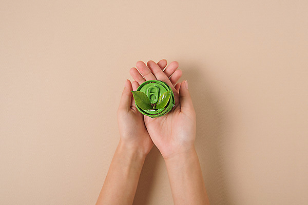 포토 JPG 스튜디오촬영 손 화분 실내 한명 들기 신체부위 새싹 자연보호 환경 그린캠페인 재활용 캔 에코 업사이클링 그린슈머 국내포토 식물 1 캠페인 모션 자연 사람 내부 보호 친환경 파일형식