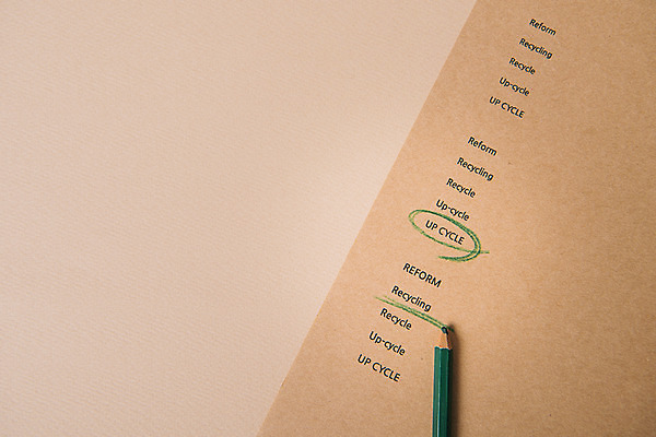 포토 JPG 스튜디오촬영 종이 색연필 실내 사람없음 자연보호 환경 그린캠페인 재활용 에코 업사이클링 국내포토 캠페인 자연 학용품 내부 보호 친환경 파일형식