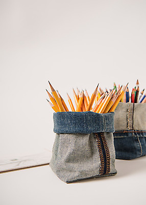 포토 JPG 스튜디오촬영 색연필 실내 사람없음 연필 자연보호 환경 그린캠페인 재활용 청바지 에코 연필꽂이 헌옷 업사이클링 국내포토 옷 캠페인 바지 자연 문구용품 학용품 내부 필기구 보호 친환경 파일형식