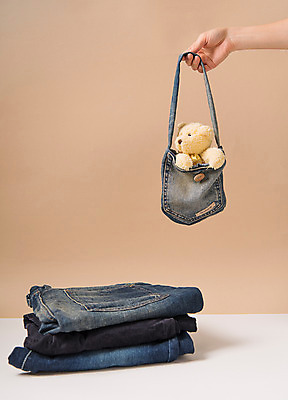 포토 JPG 스튜디오촬영 손 가방 실내 한명 들기 신체부위 자연보호 환경 그린캠페인 재활용 곰인형 청바지 에코 업사이클링 그린슈머 국내포토 1 잡화 인형 캠페인 바지 모션 자연 사람 내부 보호 친환경 파일형식