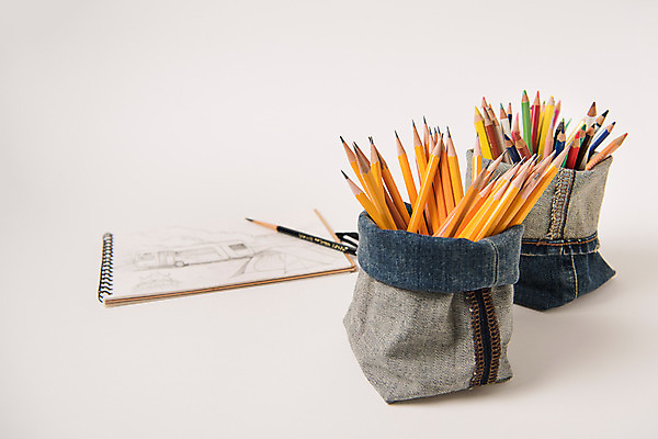 포토 JPG 스튜디오촬영 색연필 실내 사람없음 연필 자연보호 환경 그린캠페인 재활용 청바지 에코 연필꽂이 스프링노트 헌옷 업사이클링 국내포토 옷 캠페인 바지 자연 문구용품 학용품 내부 필기구 공책 보호 친환경 파일형식