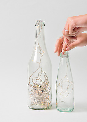 포토 JPG 스튜디오촬영 손 전구 유리병 실내 한명 신체부위 자연보호 환경 그린캠페인 재활용 에코 업사이클링 그린슈머 국내포토 1 캠페인 자연 병_용기 사람 내부 보호 친환경 파일형식