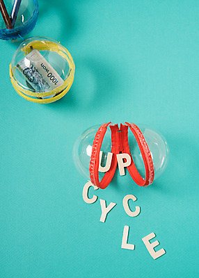 포토 JPG 스튜디오촬영 실내 사람없음 자연보호 환경 그린캠페인 재활용 에코 페트병 필통 동전지갑 업사이클링 국내포토 캠페인 자연 학용품 내부 지갑 보호 친환경 병_담는 파일형식