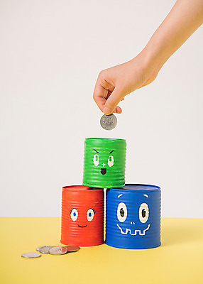 포토 JPG 스튜디오촬영 손 실내 한명 신체부위 자연보호 환경 그린캠페인 동전 재활용 저금통 캔 에코 업사이클링 금융의날 그린슈머 국내포토 1 캠페인 돈 자연 사람 내부 저축 보호 친환경 파일형식 법정기념일