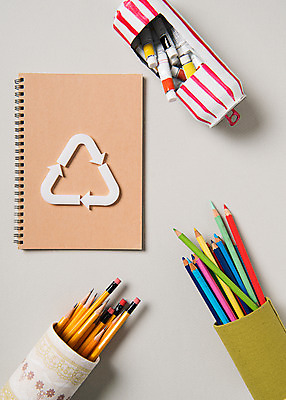 포토 JPG 스튜디오촬영 화살표 실내 사람없음 자연보호 환경 그린캠페인 재활용 캔 에코 연필꽂이 스프링노트 필통 업사이클링 국내포토 캠페인 자연 문구용품 학용품 내부 공책 보호 친환경 파일형식