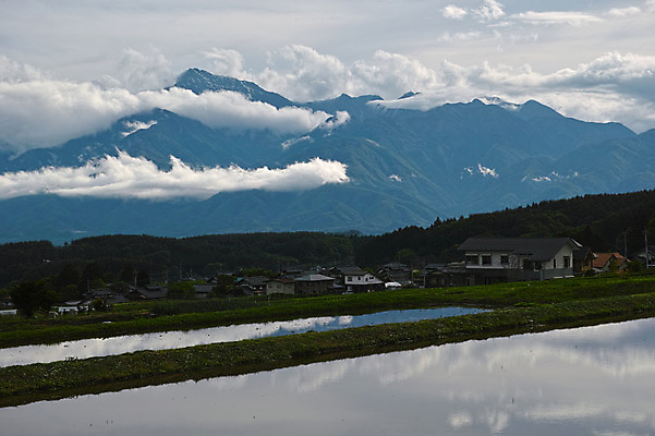 포토 JPG 주간 구름 자연 하늘 산 주택 물그림자 풍경 사람없음 야외 마을 산등성이 미나미알프스 국내포토 자연요소 그림자 건물 일본 생태계 파일형식