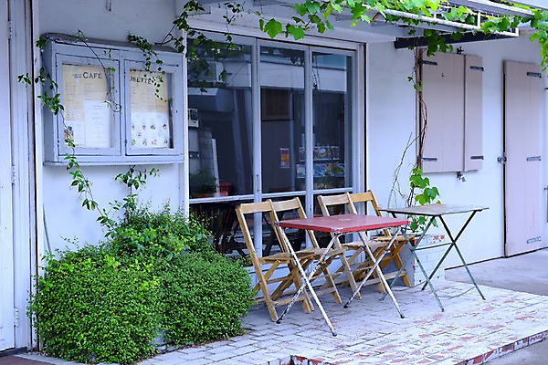 포토 JPG 주간 의자 창문 탁자 풍경 사람없음 야외 일본 카페 노천카페 국내포토 자연요소 아시아 가구 상점 파일형식