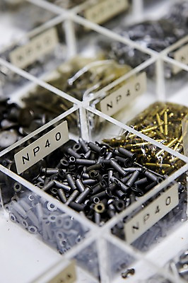 포토 JPG 공장 실내 사람없음 아웃포커스 금속 나사 오브젝트 칸막이 국내포토 공업 재질 촬영기법 내부 공구 파일형식