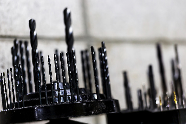 포토 JPG 공장 실내 사람없음 아웃포커스 금속 드릴 오브젝트 드릴날 드릴비트 국내포토 공업 재질 촬영기법 내부 공구 파일형식