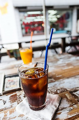 포토 JPG 음료 식탁 탁자 실내 빨대 사람없음 아웃포커스 컵 카페 컵받침 아이스커피 국내포토 식기 커피 가구 촬영기법 내부 상점 받침대 파일형식