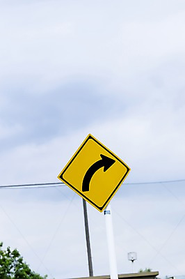 포토 JPG 주간 화살표 하늘 거리 사람없음 야외 도로표지판 우회전 국내포토 자연요소 도로 운전 표지판 파일형식