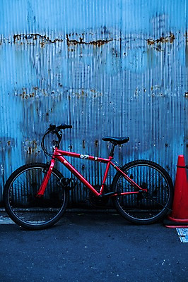 포토 JPG 주간 벽 한대 거리 사람없음 야외 자전거 주차 부식 자전거주차 칼라콘 국내포토 자연요소 1 바이크 안전장비 파일형식