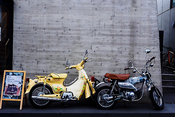 포토 JPG 주간 벽 거리 사람없음 야외 오토바이 주차 두대 입간판 국내포토 자연요소 2 간판 바이크 파일형식