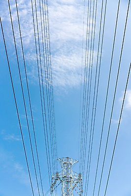 포토 JPG 주간 구름 로우앵글 하늘 사람없음 야외 전선 전봇대 철탑 국내포토 자연요소 공공시설 뷰포인트 탑 파일형식