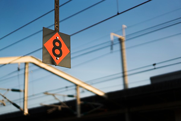 포토 JPG 주간 육상교통 교통시설 사람없음 야외 아웃포커스 숫자 전선 8 플랫폼 기차역 국내포토 자연요소 문자 교통수단 교통 촬영기법 역 시설 파일형식