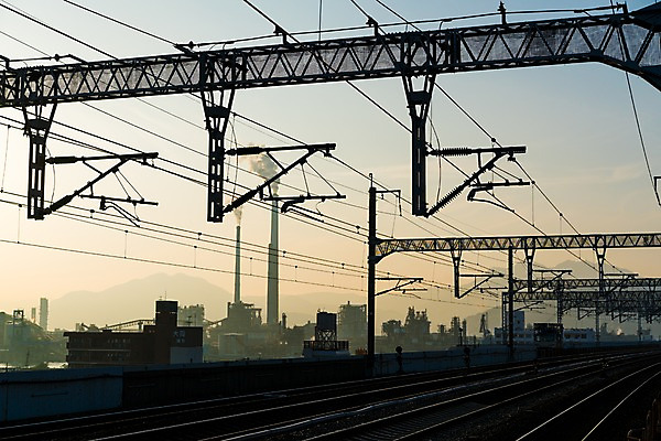 포토 JPG 주간 육상교통 교통시설 굴뚝 풍경 사람없음 야외 노을 기찻길 도시 연기 철도의날 국내포토 자연요소 교통수단 교통 시설 파일형식 법정기념일