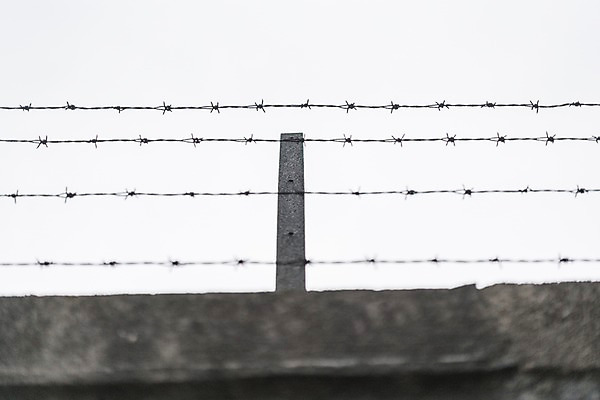 포토 JPG 주간 백그라운드 사람없음 야외 아웃포커스 담장 철조망 가시철조망 국내포토 자연요소 촬영기법 파일형식