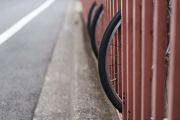 포토 JPG 주간 도로 거리 사람없음 야외 아웃포커스 울타리 자전거 주차 타이어 자전거주차 자전거주차장 국내포토 자연요소 길 교통시설 촬영기법 담장 바이크 주차장 파일형식