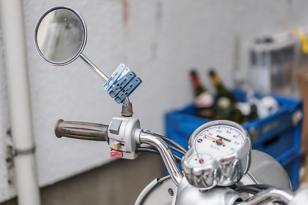 포토 JPG 주간 한대 사람없음 야외 아웃포커스 거울 오토바이 핸들 빨래집게 빈병 계기판 국내포토 자연요소 1 병_용기 촬영기법 집게 바이크 파일형식