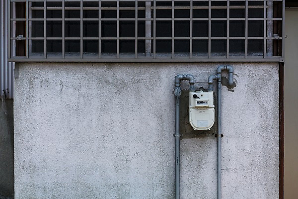 포토 JPG 주간 벽 창문 거리 사람없음 야외 파이프 계량기 방범창 쇠창살 국내포토 자연요소 파일형식