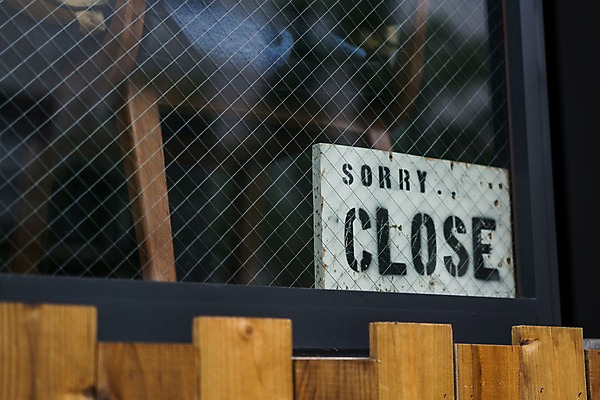 포토 JPG 주간 영어 의자 창문 사람없음 야외 단어 상점 팻말 표지판 닫기 국내포토 자연요소 문자 가구 모션 프레임 알림판 파일형식