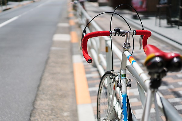 포토 JPG 주간 도로 한대 거리 사람없음 야외 아웃포커스 울타리 자전거 자전거주차 국내포토 자연요소 1 길 교통시설 촬영기법 담장 바이크 주차 파일형식