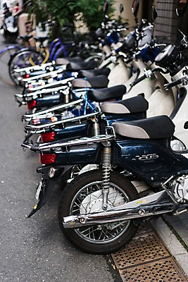 포토 JPG 주간 거리 사람없음 야외 아웃포커스 오토바이 주차 여러대 주차장 국내포토 자연요소 다수 촬영기법 바이크 파일형식