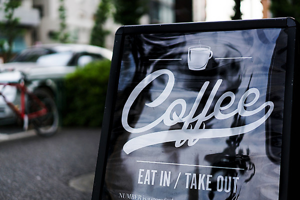 포토 JPG 주간 영어 커피 자동차 거리 사람없음 야외 아웃포커스 단어 카페 테이크아웃 입간판 국내포토 자연요소 문자 음료 육상교통 간판 촬영기법 상점 파일형식