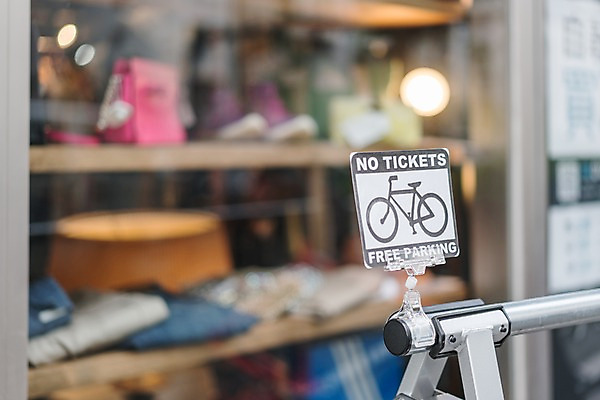 포토 JPG 주간 거리 사람없음 야외 아웃포커스 픽토그램 상점 자전거 표지판 쇼윈도 자전거주차 국내포토 자연요소 알림판 촬영기법 바이크 전시 주차 파일형식