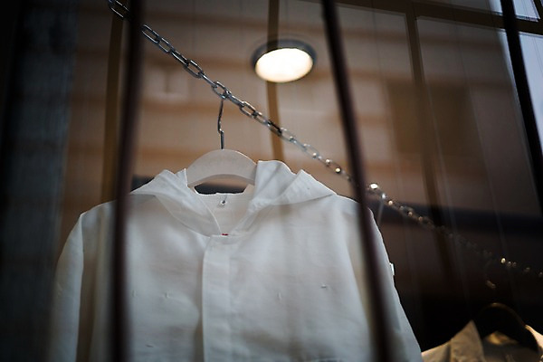 포토 JPG 상의 창문 사람없음 전시 옷걸이 쇠사슬 쇼윈도 옷가게 국내포토 옷 상점 파일형식