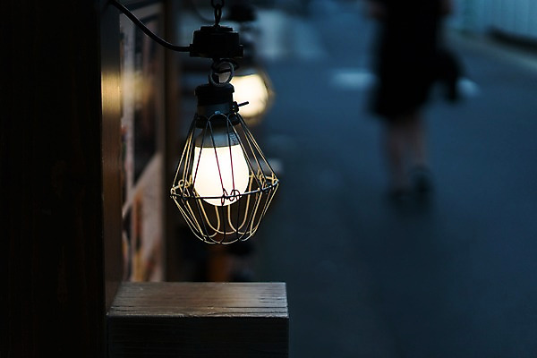 포토 JPG 주간 전구 조명 한명 풍경 야외 아웃포커스 보행자 외등 국내포토 자연요소 1 촬영기법 사람 파일형식