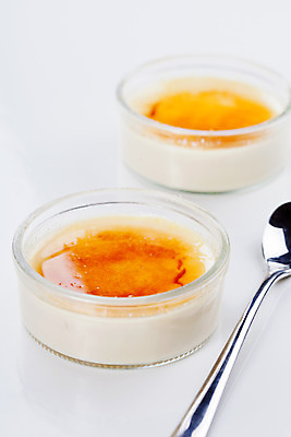 포토 JPG 해외이미지 음식 오렌지 디저트 사람없음 갈색 노란색 흰색 달콤 크림 페스츄리 캐러멜 해외202004 해외포토 빵 컬러 과일 맛 파일형식 이미지허브