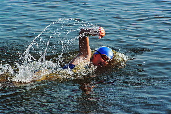 포토 JPG 해외이미지 백인 스포츠 하늘색 한명 사람 물 파란색 수영 다이빙 수영선수 해외202004 해외포토 자연요소 서양인 1 컬러 운동선수 수상스포츠 수중스포츠 파일형식 이미지허브