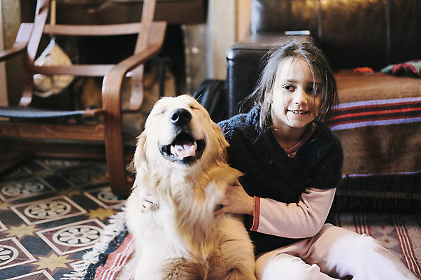 포토 JPG 해외이미지 동물 백인 라이프스타일 여자 행복 어린이 포옹 놀이 주택 함께함 실내 사랑 한명 친구 반려동물 우정 황금 개 리트리버 달콤 돌봄 해외202004 해외포토 서양인 1 감정 컨셉 포유류 관계 안기 모션 사람 내부 건물 생활 맛 파일형식 이미지허브