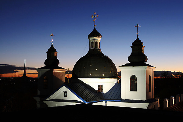 포토 JPG 해외이미지 전통 외관 기독교 종교 문화 십자가 건축양식 창문 하늘 조명 사람없음 건물 빛 성당 교회 검은색 어둠 일몰 야간 해외202004 해외포토 자연요소 건축물 건축 컬러 종교건축 노을 파일형식 이미지허브